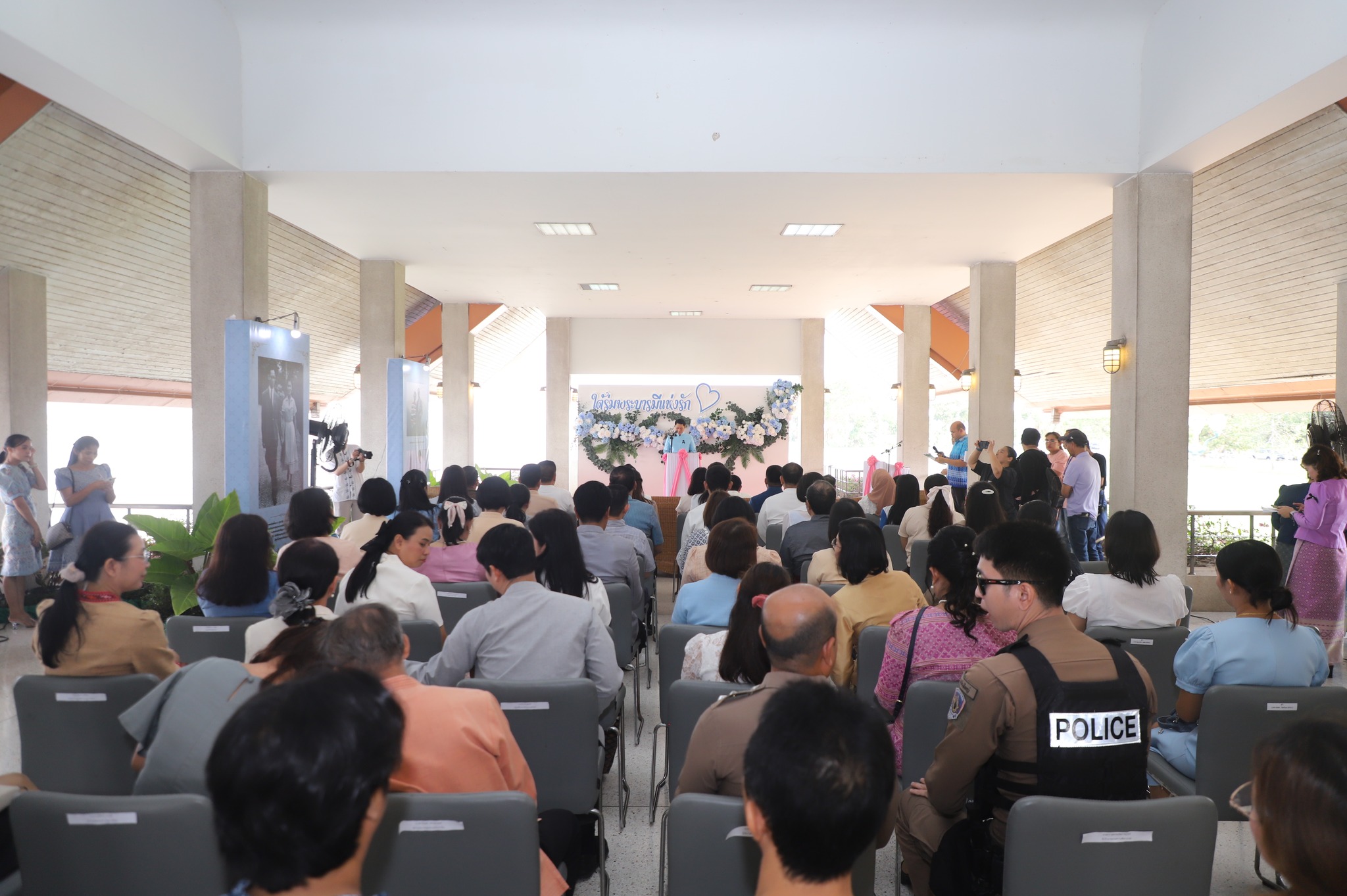 title - มากกว่าความรักระหว่างคู่ครอง คือความรักต่อปวงชน ส.ป.ก. จัดงาน “รักแห่งศิลป์ รักแห่งแผ่นดิน” พลังแห่งศิลปะที่เชื่อมโยงสถาบันและประชาชน